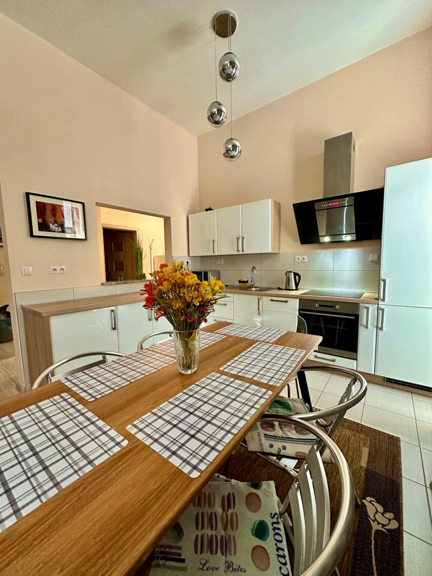 Princess Main Square Apartment Попрад Екстер'єр фото